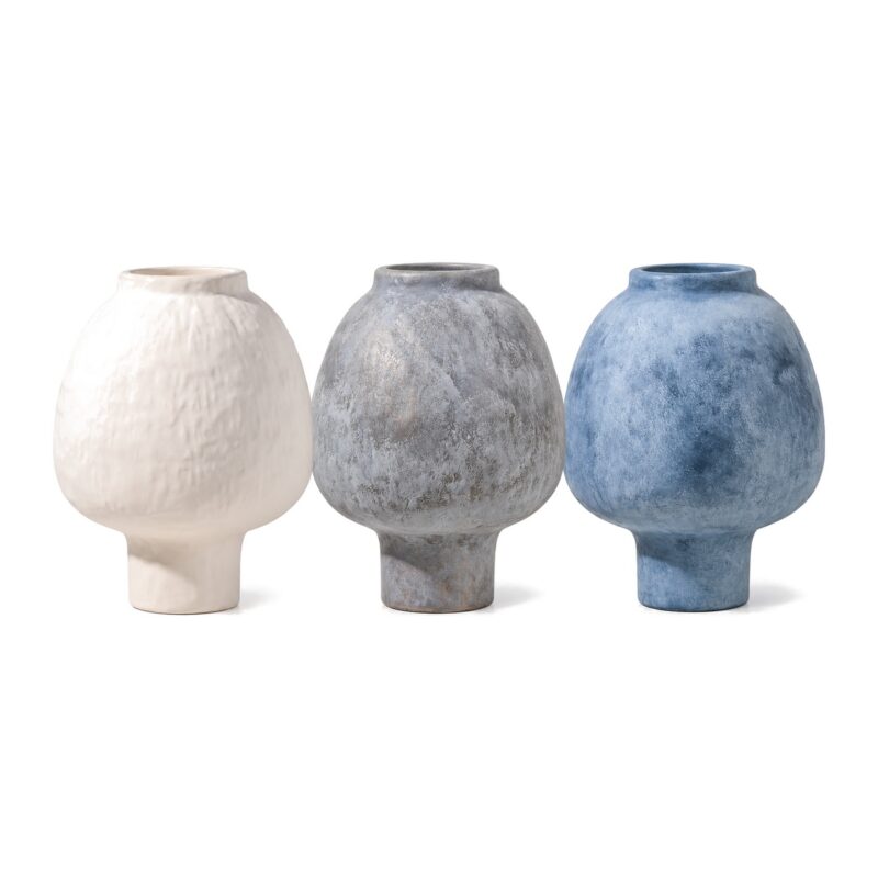 Wazon ceramiczny matowy z fakturą 21 cm, pękaty, na nóżce - trzy kolory wazonu obok siebie: kremowy, szary, niebieski