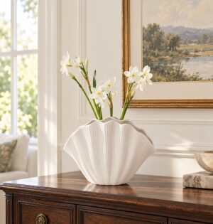 Wazon ceramiczny muszla 20 x 16 cm, biały, na suszone kwiaty - jasny salon z konsolą, wazon z białymi narcyzami