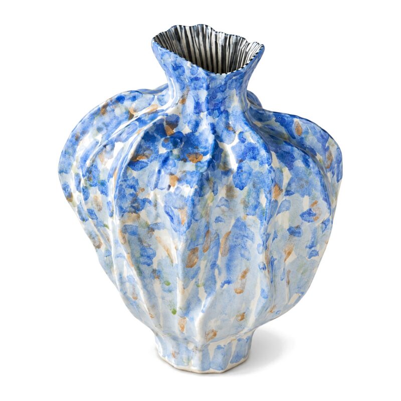 Wazon ceramiczny nieregularny 34 cm, pofałdowany, malowane szkliwo - niebieski wazon z boku, widać asymetrię i wnętrze szyjki