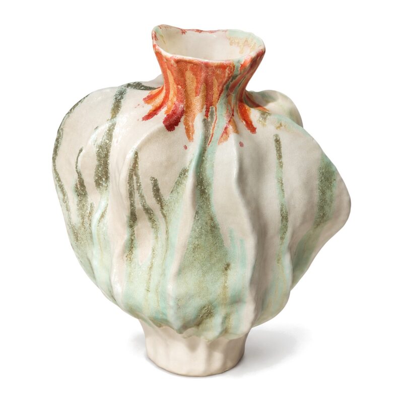 Wazon ceramiczny nieregularny 34 cm, pofałdowany, malowane szkliwo - biały wazon z koralową szyjką, ujęcie 3/4