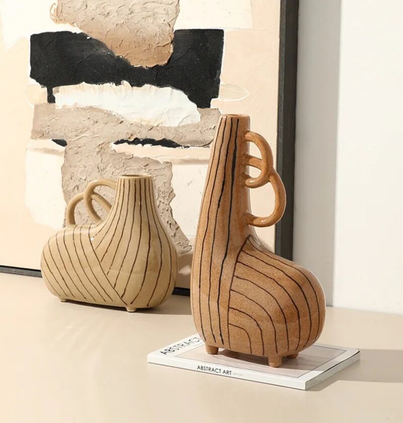 Wazon ceramiczny w paski z uszkami, szkliwo spękane, 23,5 lub 35,5 cm - para wazonów na książce, ciepłe światło dzienne