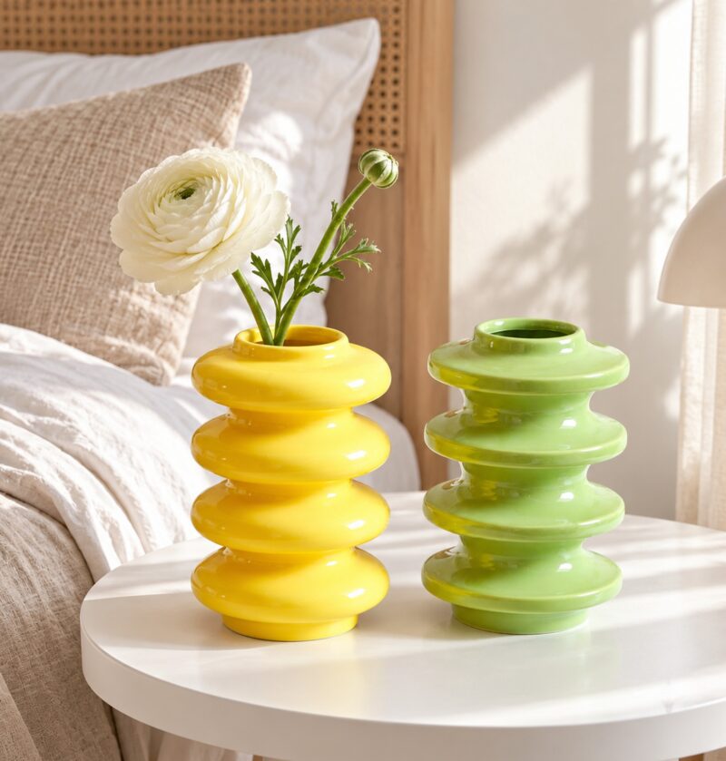 Wazon ceramiczny z pierścieniami 20 cm, spiralny, żółty lub zielony - jasna sypialnia, oba wazony na stoliku nocnym