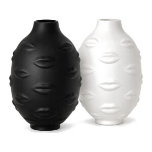 Wazon ceramiczny z reliefem ust 25 cm, matowy, na suche kwiaty - czarny i biały wazon z reliefem ust obok siebie