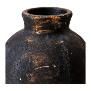 Wazon ceramiczny rustykalny w stylu wabi-sabi, czarny lub rdzawy - zbliżenie szyjki czarnego wazonu, faktura i przetarcia