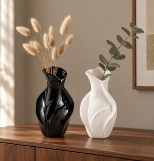 Wazon ceramiczny rzeźbiony w kształcie liści 18 cm, nowoczesny - nowoczesny salon, czarny i bialy wazon na drewnianej komodzie, suche trawy
