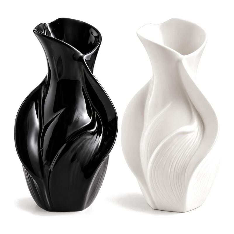 Wazon ceramiczny rzeźbiony w kształcie liści 18 cm, nowoczesny - czarny błyszczący wazon tej samej formy na białym tle, bez linii wymiaru