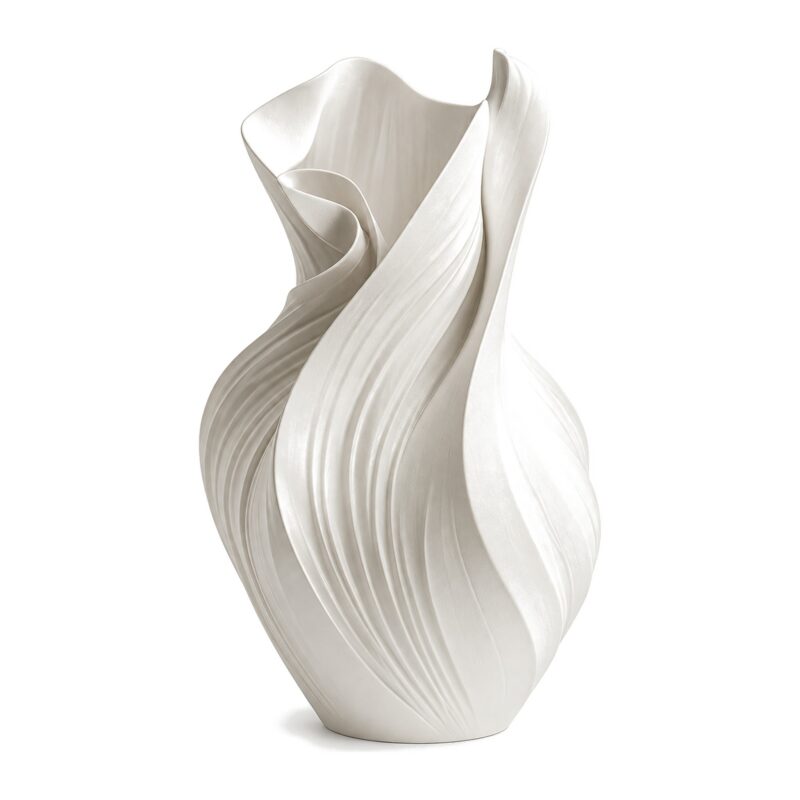 Wazon ceramiczny skręcony, rzeźbiarska forma 17,5 cm, nowoczesny - biały skręcony wazon widziany z boku, przetłoczenia i falisty wylot