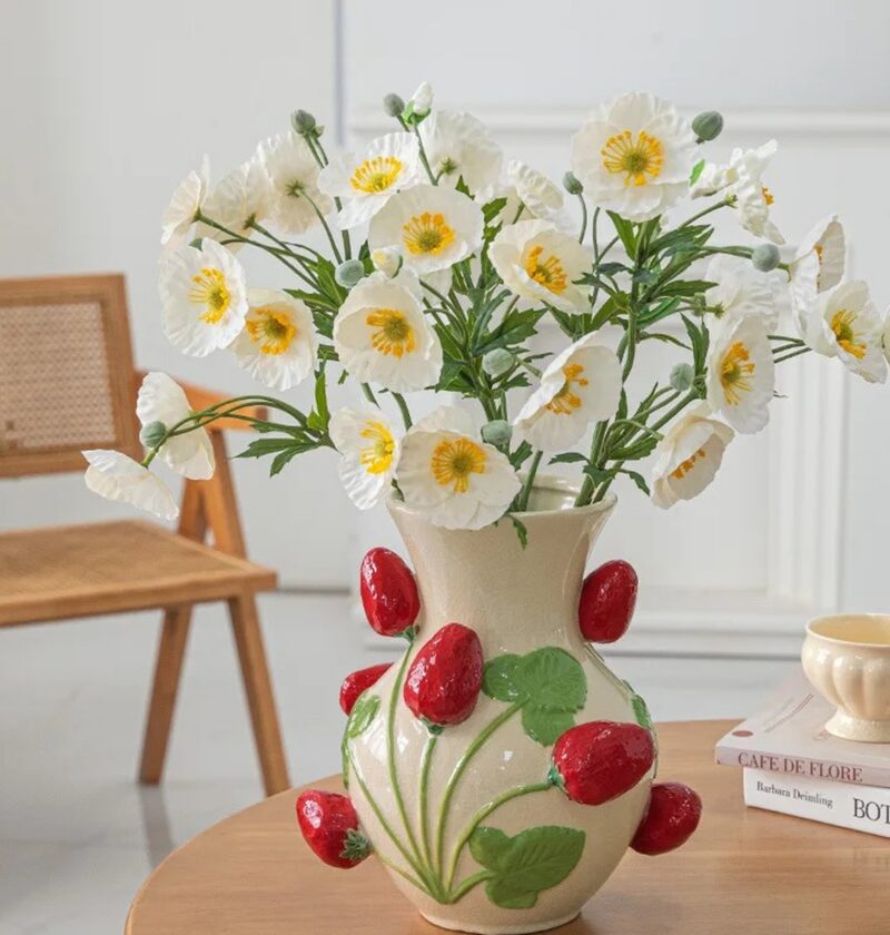 Wazon ceramiczny z truskawkami 3D, kremowy, 25 lub 28,5 cm - drewniany okrągły stolik, białe maki, rattanowe krzesło