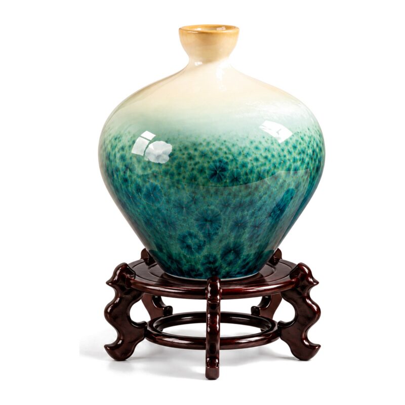 Wazon ceramiczny turkusowy z kremowym szkliwem 22 cm, kulisty - wazon na drewnianej podstawce