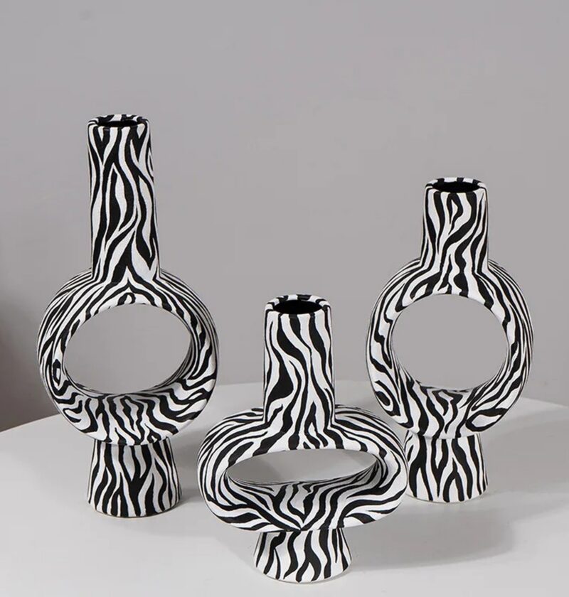 Wazon ceramiczny zebra z otworem, czarno-biały, geometryczny 20-30 cm - jasna jadalnia, komplet trzech wazonów na stole