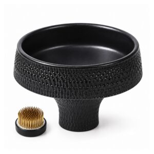 Wazon kielich do ikebany 18 cm, ceramika z młotkowanym wzorem - wariant czarny, z żabką kenzan