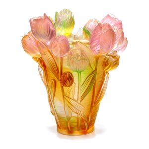 Wazon ze szkła artystycznego z tulipanami 18 cm, bursztynowo-różowy - wazon widok z przodu na białym tle