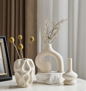 Zestaw 3 wazonów ceramicznych, kremowe, matowe, boho, do suszek - okrągły stolik przy oknie z lnianą zasłoną