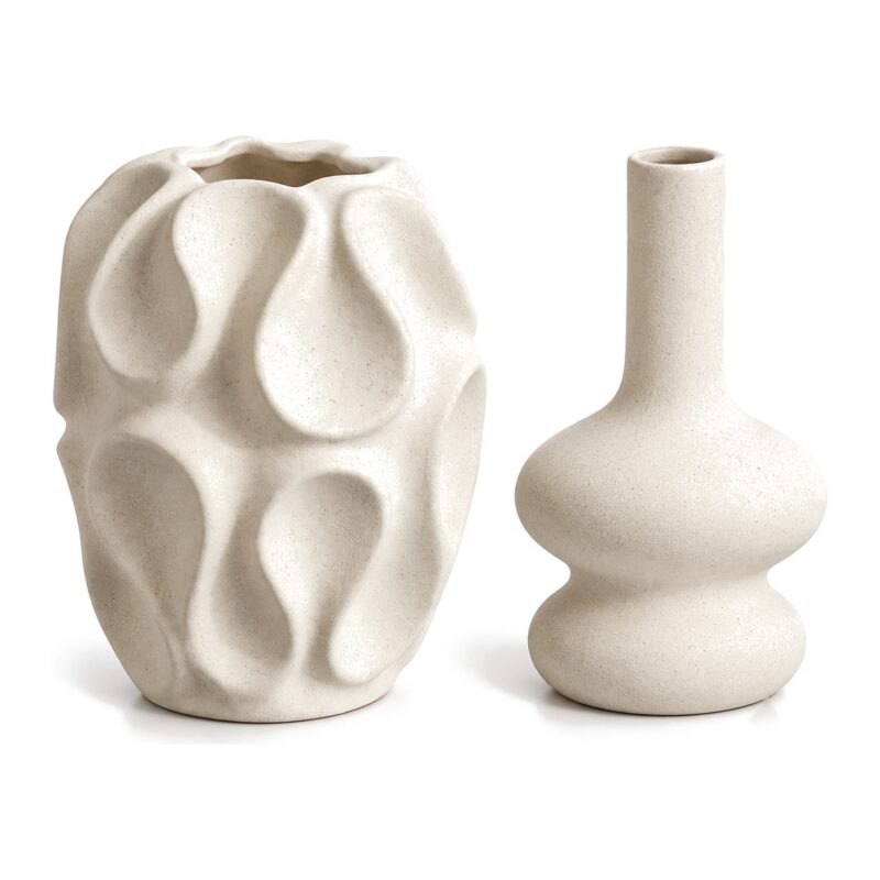 Zestaw 3 wazonów ceramicznych, kremowe, matowe, boho, do suszek - wazon kula z reliefem i wazon z wąską szyjką, zbliżenie na białym tle