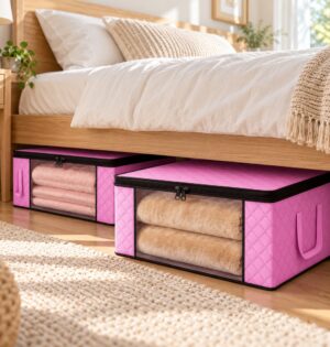 Zestaw 6 składanych pudełek na ubrania 50 x 35 x 20 cm, różowe - pudełka z kocami wsunięte pod drewniane łóżko z białą pościelą